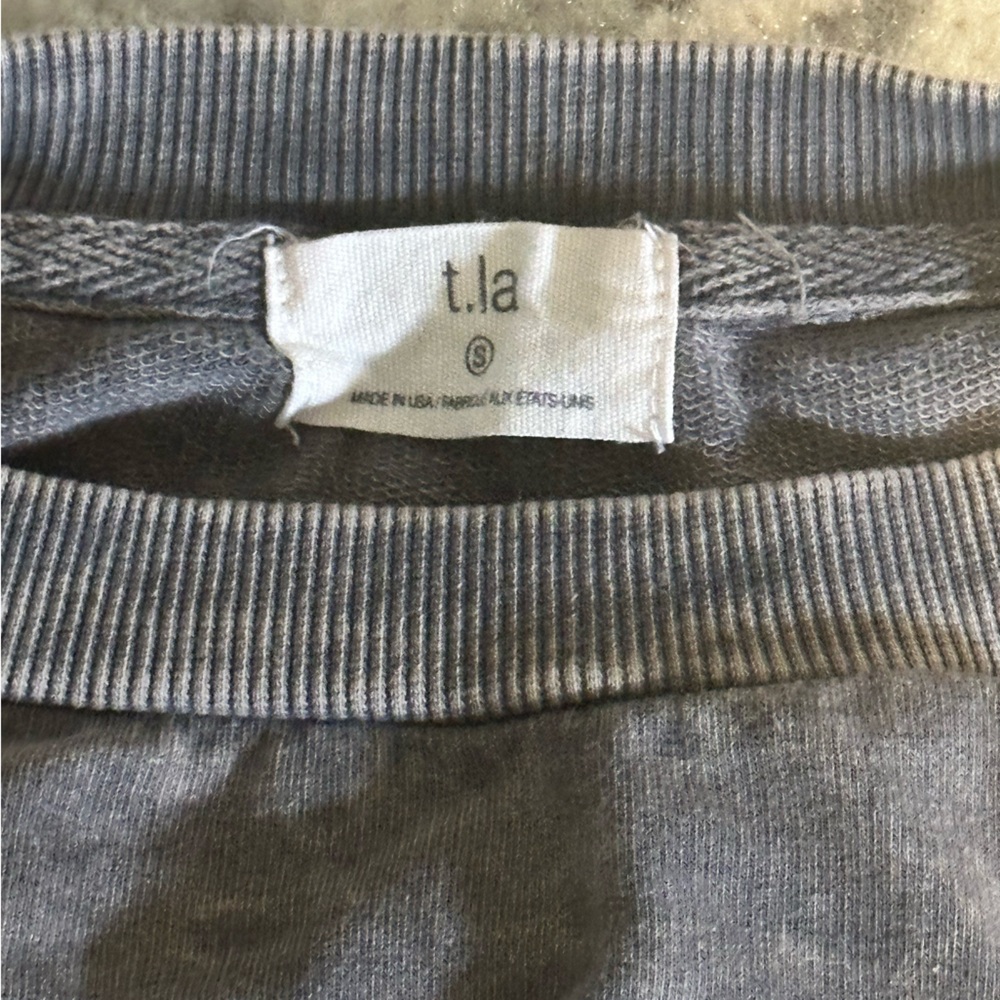 T.la ruffle shoulder sweatshirt size woman’s small. - Picture 3 of 4